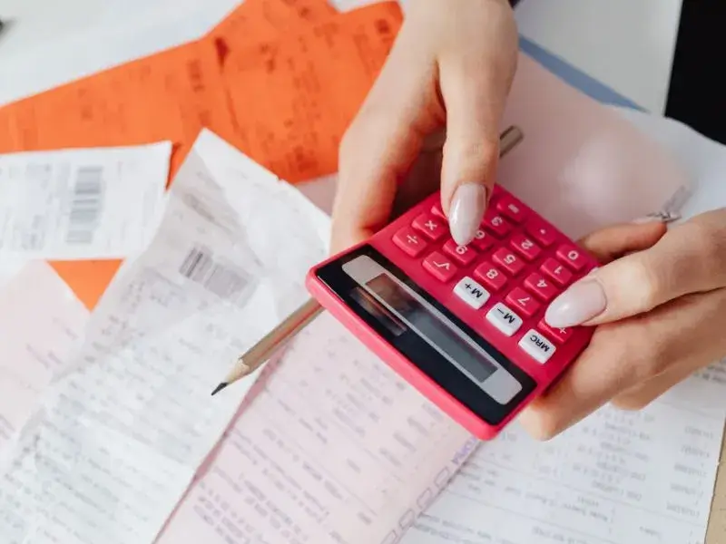 foto-de-facturas-pendiente-por pagar y calculadora- calculando las cuentas por cobrar y las cuentas por pagar