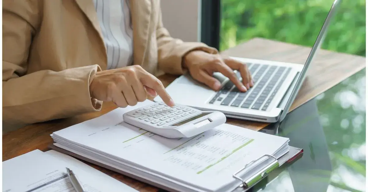 persona-trabajando-con-herramientas-de-organización-y-productividad