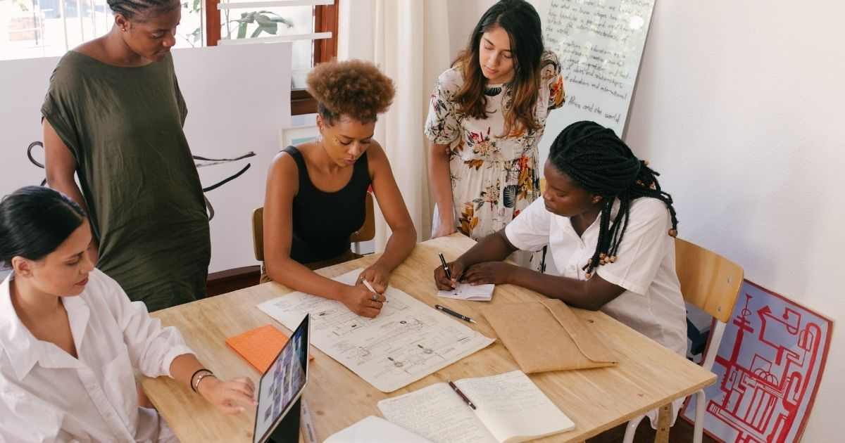 jovenes emprendeores organizando su idea de negocio de como empezar un negocio en RD