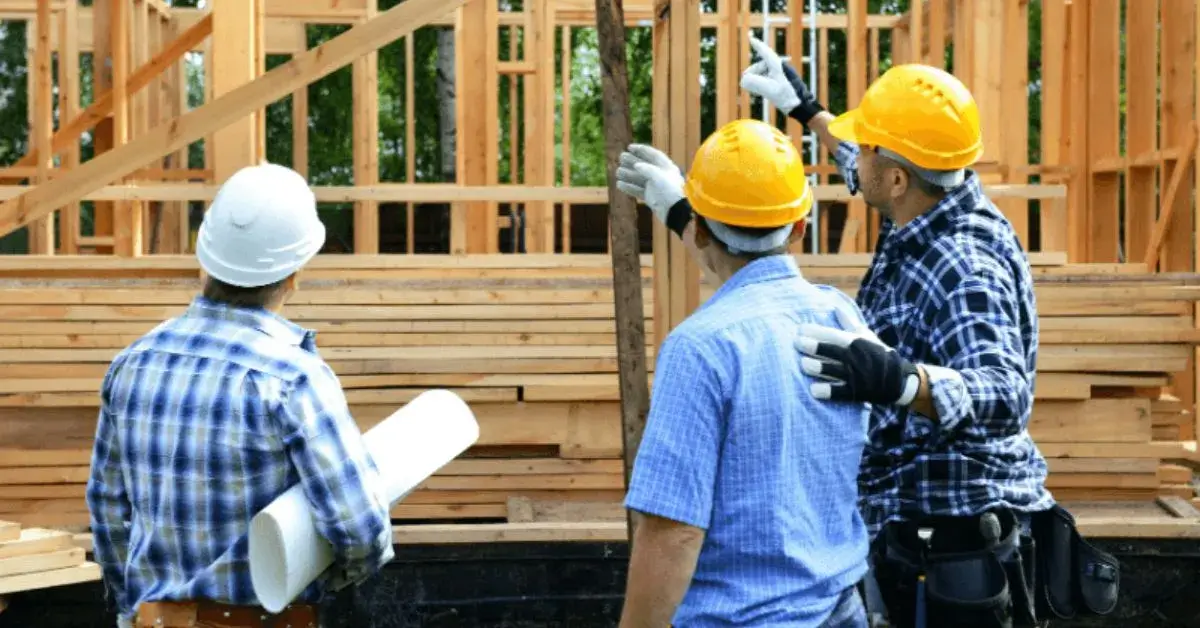 ingenieros-calculando-un-presupuesto-de-obra