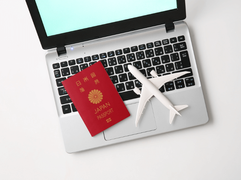 un-escritorio-con-una-laptop-y-un pasaporte-y- un- avión-en- miniatura-como abrir una llc.en usa-como-abrir-una-llc-en-usa