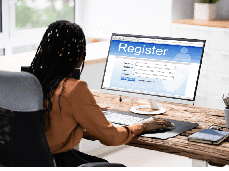 una-emprendedora-frente-a-un-computador-en-registro-de-empresas-en-Republica-Dominicana-Registro-de-empresas-en-Republica-Dominicana