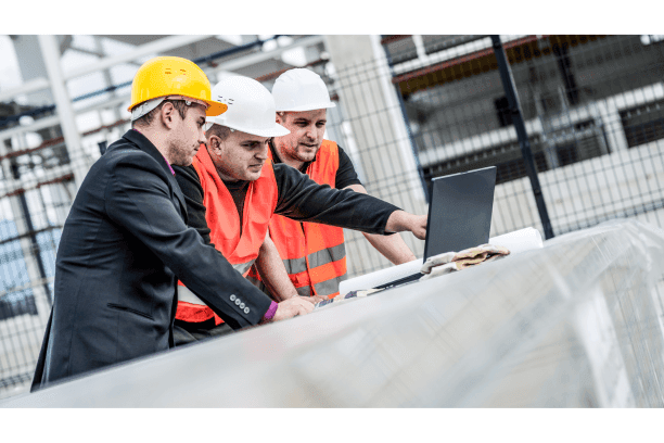 tres-ingenieros-constructores-analizando-un-plano-en-una-construccion-costo-materiales-construccion-rd-costo-materiales-construccion-rd