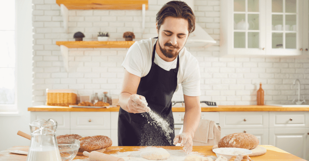 hombre-eleborando-pan-en-una-panaderia-mostrando-los-costos-directos-e-indirectos-en-pequeñas-empresas