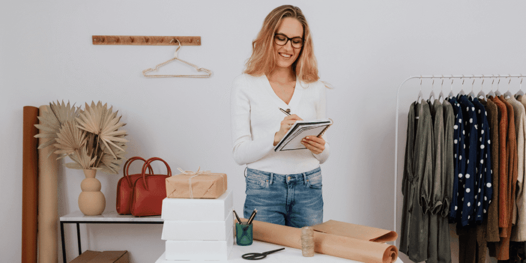 imagen-de-una-tienda-de-ropa-de-una-emprendedora-mostrando-Cómo Controlar-Gastos- y- Costos-en-República -Dominicana