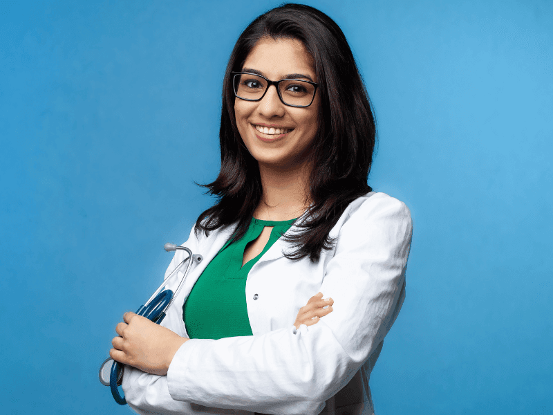 profesional-de-la-medicina-trabajando-para-reportar sus-impuestos-para-microempresas-en-republica-dominicana