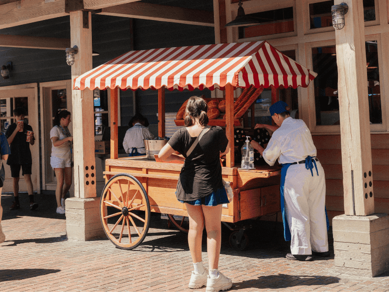 cafeteria-ambulante-siriviendo-a-una-mujer-en-la-calle-frente-a-otr0s-turista-mostrando-la-idea-de-patentes-en-republica-dominicana