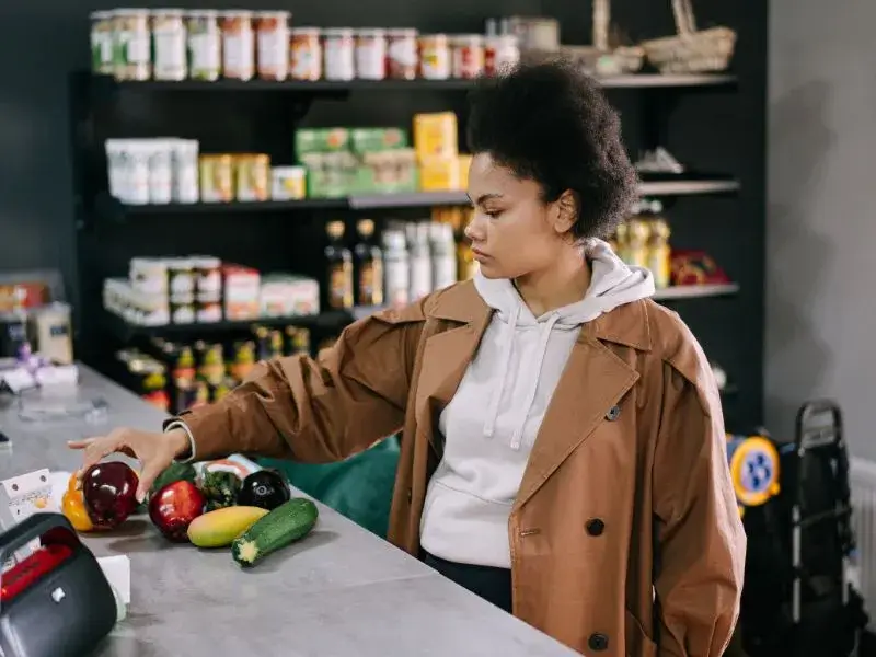 joven-emprendedora-trabajando-en-su-negocio-de-venta-de-alimento-preparandose-para-presentar-las-inforaciones-del-ISR