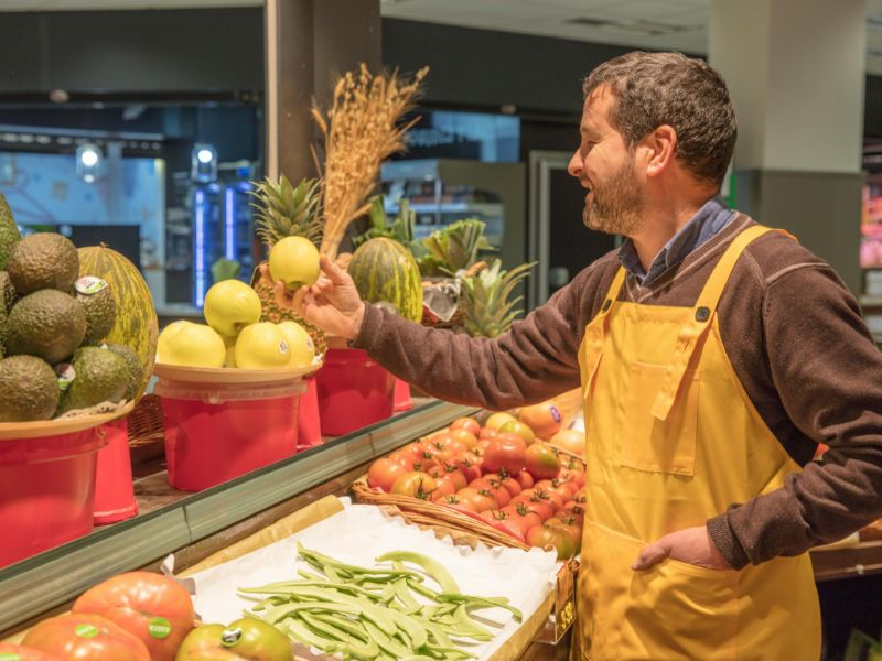 un colmadero trabajando en las ventas para preparar el reporte de venta a la degii mensual