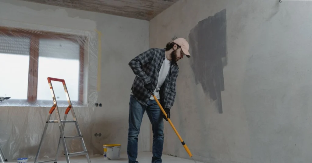emprendedor trabajando en el mantenimiento de una casa. mostrando un negocio de pintura rentable
