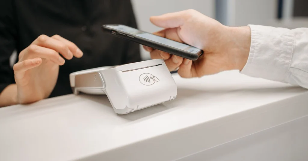 Persona realizando un pago digital para cobrar con Stripe y PayPal desde RD.