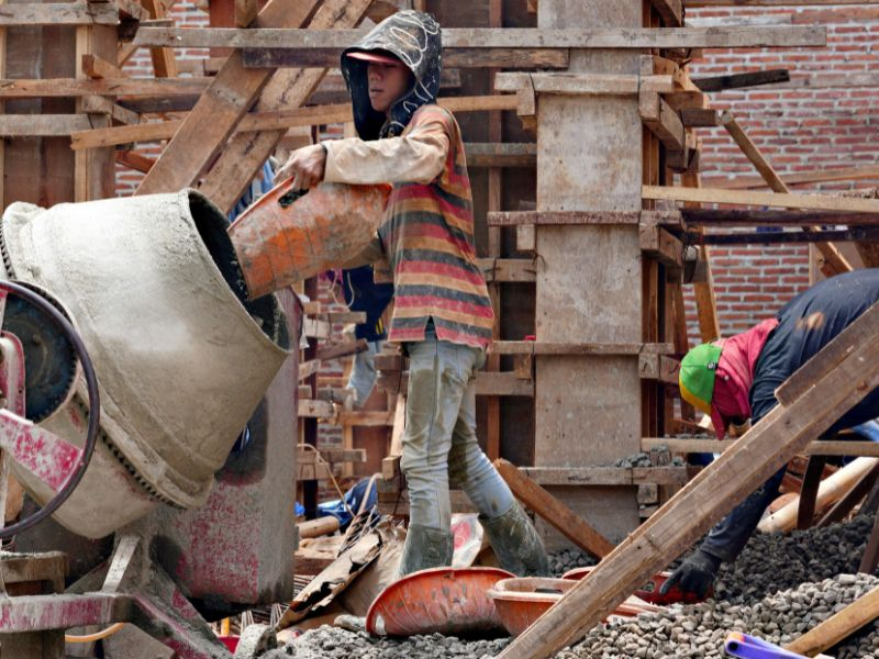 trabajador dominicano del area de la construcción en la obra para mostrar el proceso de presupuesto de mano de obra en rd