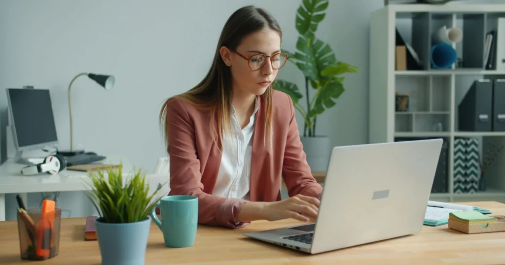 una mujer microempresaria trabajando en como ejecutar la viabilidad de una idea de negocio antes de invertir